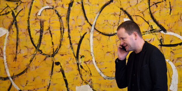 Klaus Lederer telefoniert Klaus Lederer telefoniert