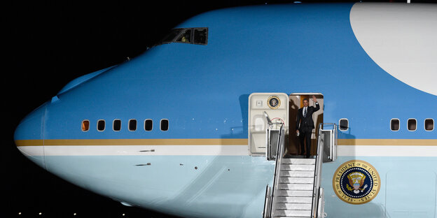 Barack Obama steht in der Tür eines Jumbo-Jets und schaut raus Barack Obama steht in der Tür eines Jumbo-Jets und schaut raus