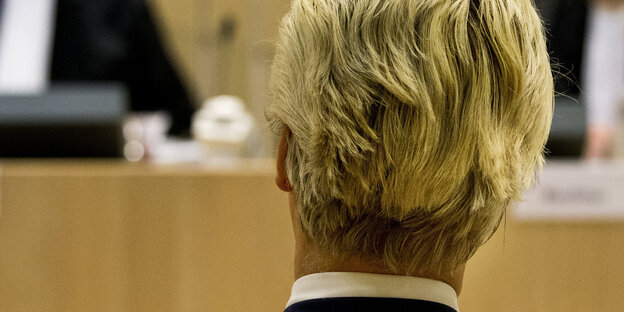 Der blondierte Hinterkopf eines Mannes im Gerichtsaal Der blondierte Hinterkopf eines Mannes im Gerichtsaal