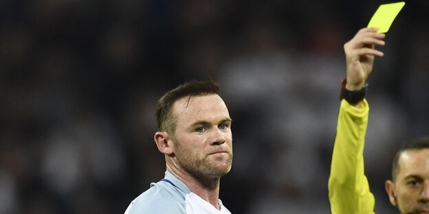 Wayne Rooney und eine gelbe Karte Wayne Rooney und eine gelbe Karte