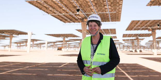Bundesumweltministerin Hendricks steht im Solarkraftwerk Quarzazate Bundesumweltministerin Hendricks steht im Solarkraftwerk Quarzazate