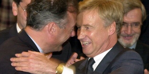 Ole von Beust und Ronald Schill umarmen einander nach Schills Ernennung zum Innensenator 2001. Ole von Beust und Ronald Schill umarmen einander nach Schills Ernennung zum Innensenator 2001.