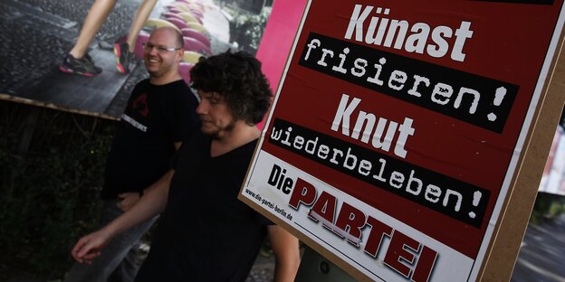 Politiker der Satirepartei "Die Partei" mit Plakaten Politiker der Satirepartei "Die Partei" mit Plakaten