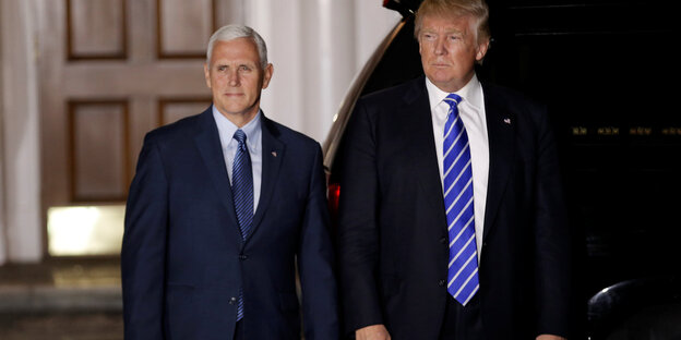 Mike Pence und Donald Trump stehen nebeneinander Mike Pence und Donald Trump stehen nebeneinander