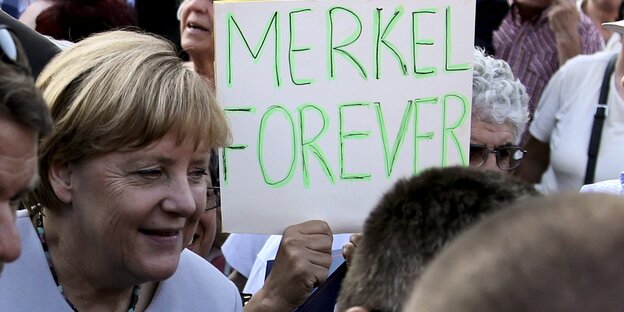 Angela Merkel vor einem "Merkel forever"-Poster Angela Merkel vor einem "Merkel forever"-Poster