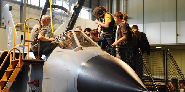 Jugendliche besichtigen ein Cockpit eines Tornado-Kampfflugzeuges. Jugendliche besichtigen ein Cockpit eines Tornado-Kampfflugzeuges.