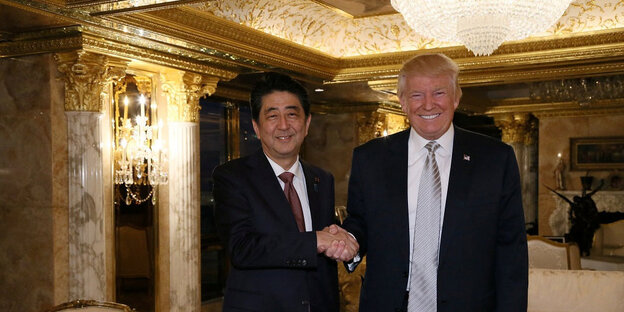 Shinzo Abe und Donald Trump in goldenem Ambiente Shinzo Abe und Donald Trump in goldenem Ambiente