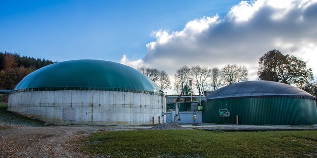 Biomethan-Raffinerie mit blauem Dach in Bayern Biomethan-Raffinerie mit blauem Dach in Bayern