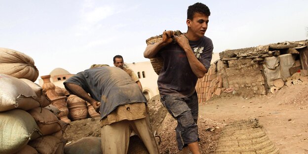 Arbeiter einer Töpferei in Ägypten Arbeiter einer Töpferei in Ägypten