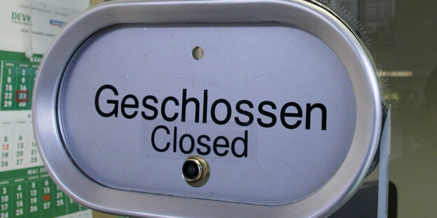 Ein Schild am Schalter zeigt an, dass geschlossen ist Ein Schild am Schalter zeigt an, dass geschlossen ist