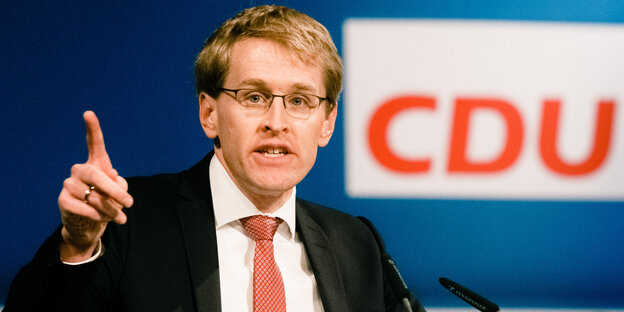 Daniel Günther spricht auf dem Landesparteitag der CDU in Neumünster mit erhobenem Zeigefinger. Daniel Günther spricht auf dem Landesparteitag der CDU in Neumünster mit erhobenem Zeigefinger.