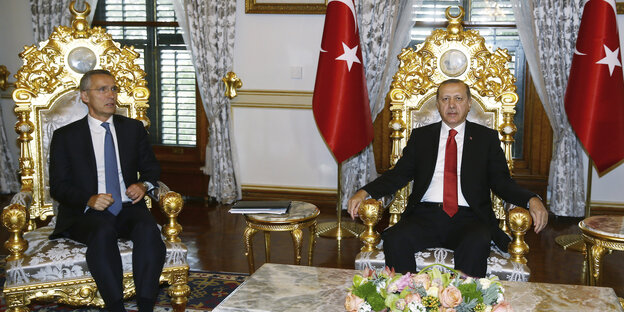 Jens Stoltenbergund REcep Tayyip Erdogan sitzen auf goldenen Sesseln zwischen türkischen Fahnen Jens Stoltenbergund REcep Tayyip Erdogan sitzen auf goldenen Sesseln zwischen türkischen Fahnen