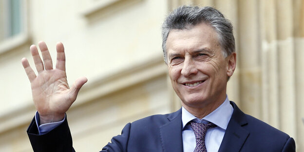 Argentiniens Präsident Mauricio Macri winkt fröhlich Argentiniens Präsident Mauricio Macri winkt fröhlich