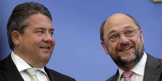 Sigmar Gbariel und mrtin Schulz vor blauem Hintergrund Sigmar Gbariel und mrtin Schulz vor blauem Hintergrund