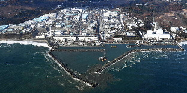 Das Atomkraftwerk Fukushima direkt am Wasser Das Atomkraftwerk Fukushima direkt am Wasser