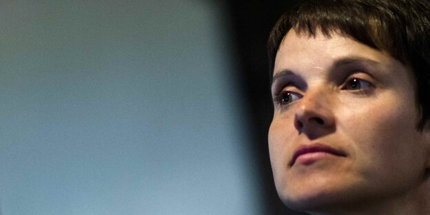 Frauke Petry guckt im Bild nach links Frauke Petry guckt im Bild nach links