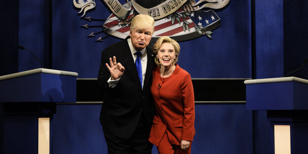 Zwei Schauspieler schlüpfen in die Rollen von Hillary Clinton und Donald Trump Zwei Schauspieler schlüpfen in die Rollen von Hillary Clinton und Donald Trump