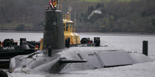 Ein Atom-U-Boot ragt aus dem Wasser Ein Atom-U-Boot ragt aus dem Wasser