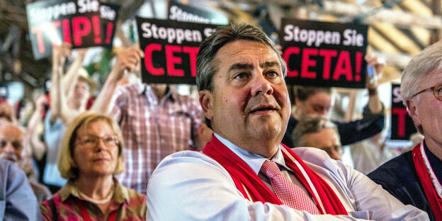 Sigmar Gabriel vor Anti-Ceta-Demonstranten Sigmar Gabriel vor Anti-Ceta-Demonstranten