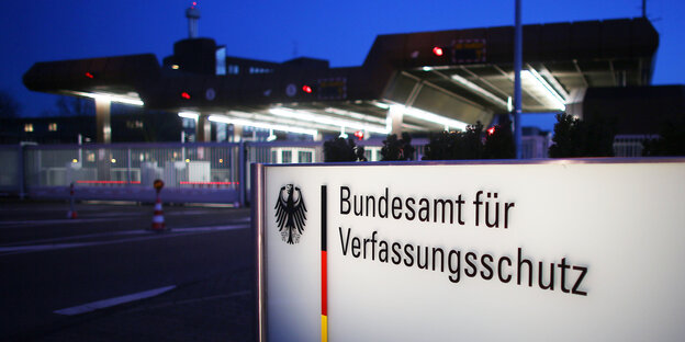 Vor einer Einfahrt steht ein Schild mit der Aufschrift „Bundesamt für Verfassungsschutz“ Vor einer Einfahrt steht ein Schild mit der Aufschrift „Bundesamt für Verfassungsschutz“