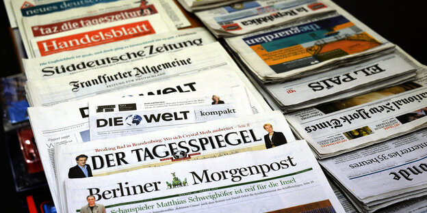 Verschiedene Tageszeitungen liegen aufgefächert in der Auslage. Verschiedene Tageszeitungen liegen aufgefächert in der Auslage.