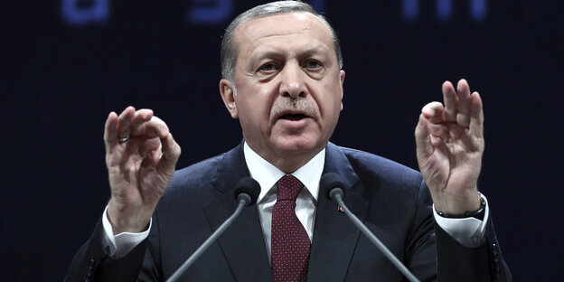 Erdogan an einem Rednerpult Erdogan an einem Rednerpult