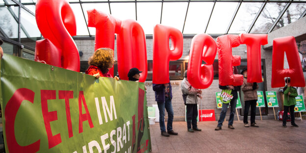 Protest mit Bannern und Luftballons