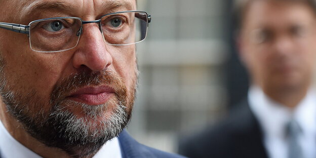 Ein Mann mit Brille guckt ernst Ein Mann mit Brille guckt ernst