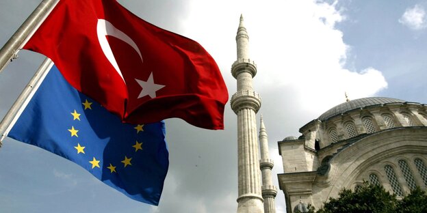 Eine Türkeiflagge und eine EU-Flagge wehen vor der Nur-u Osmaniye Moschee in Istanbul Eine Türkeiflagge und eine EU-Flagge wehen vor der Nur-u Osmaniye Moschee in Istanbul