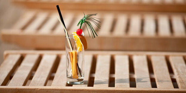 Ein leeres Cocktailglas auf einem Holztisch Ein leeres Cocktailglas auf einem Holztisch
