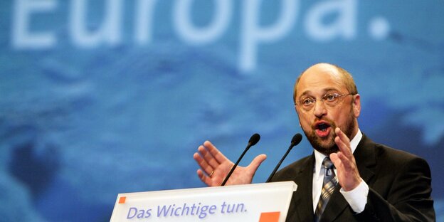 Der SPDler Martin Schulz steht gestikulierend an einem Rednerpult vor einer blauen Wand mit der Aufschrift "Europa" Der SPDler Martin Schulz steht gestikulierend an einem Rednerpult vor einer blauen Wand mit der Aufschrift "Europa"