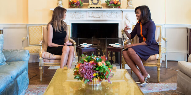 Melania Trump und Michelle Obama unterhalten sich im Weißen Haus Melania Trump und Michelle Obama unterhalten sich im Weißen Haus