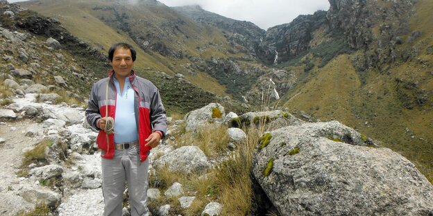 Saúl Luciano steht in einer Berglandschaft Saúl Luciano steht in einer Berglandschaft