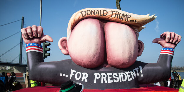 Karnevalswagen zeigt Donald Trump als Arsch mit Ohren Karnevalswagen zeigt Donald Trump als Arsch mit Ohren