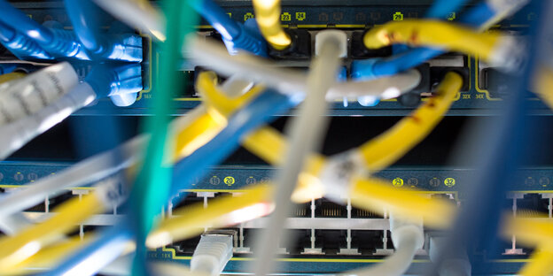 Kabel stecken in enem Server Kabel stecken in enem Server