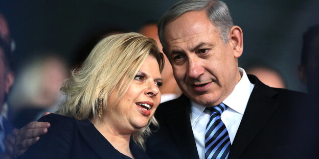 Der israelische Premierministr Benjamin Netanjahu steht neben seiner Frau Sara Der israelische Premierministr Benjamin Netanjahu steht neben seiner Frau Sara