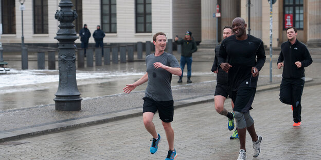 Mark Zuckerberg läuft mit seinen Bodyguards durch Berlin. Mark Zuckerberg läuft mit seinen Bodyguards durch Berlin.
