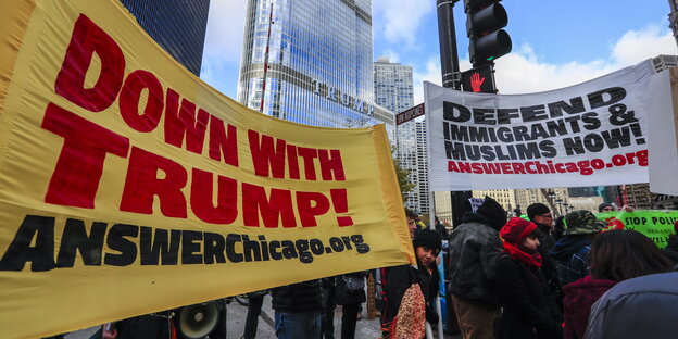 Menschen in Chicago demonstrieren gegen Donald Trump Menschen in Chicago demonstrieren gegen Donald Trump