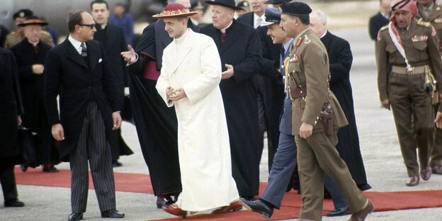 Papst Paul II. mit vielen anderen Menschen auf einem Rollfeld Papst Paul II. mit vielen anderen Menschen auf einem Rollfeld