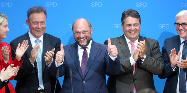 Martin Schulz zeigt beide Daumen nach oben, neben ihm weitere SPD-Politiker Martin Schulz zeigt beide Daumen nach oben, neben ihm weitere SPD-Politiker
