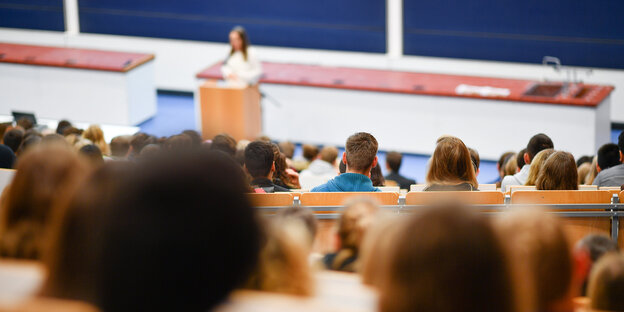 Dozentin und Studenten im Hörsaal Dozentin und Studenten im Hörsaal