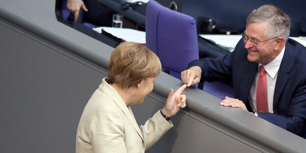 Angela Merkel und Peter Hintze machen Faxen im Bundestag Angela Merkel und Peter Hintze machen Faxen im Bundestag
