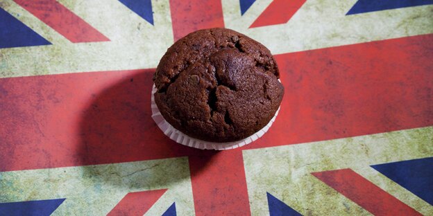 Ein Muffin steht auf einer englischen Flagge Ein Muffin steht auf einer englischen Flagge