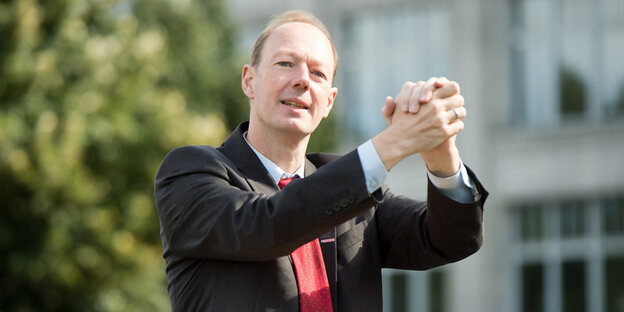 Martin Sonneborn hebt seine zusammengelegten Hände in siegreicher Pose in die Höhe Martin Sonneborn hebt seine zusammengelegten Hände in siegreicher Pose in die Höhe