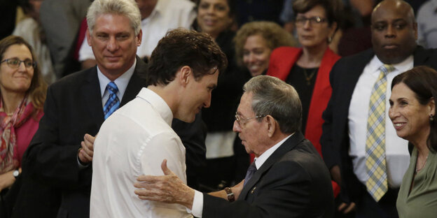 Raul Castro legt freundschaftlich den Arm um Justin Trudeau Raul Castro legt freundschaftlich den Arm um Justin Trudeau
