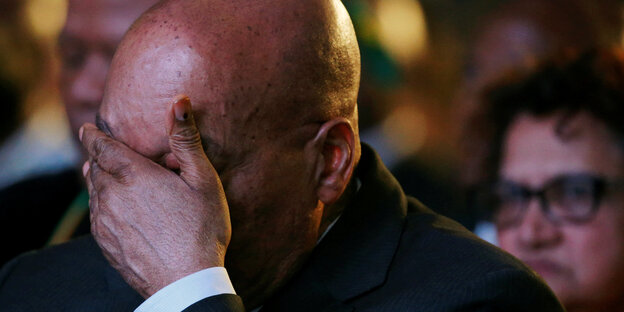 Jacob Zuma bedeckt sein Gesicht mit der Hand Jacob Zuma bedeckt sein Gesicht mit der Hand