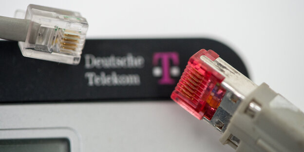 Kabel vor einem Telekom-Router Kabel vor einem Telekom-Router