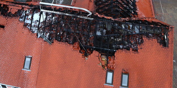 ein ausgebrannter Dachstuhl ein ausgebrannter Dachstuhl