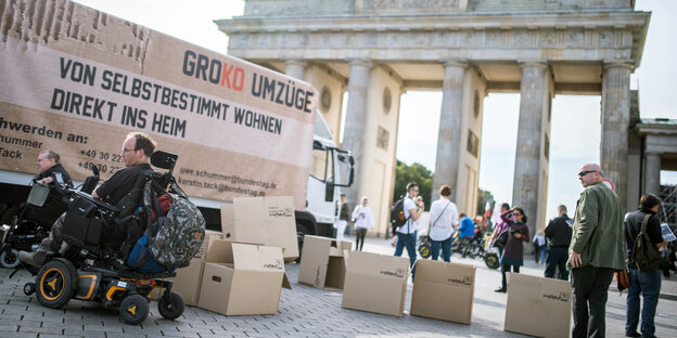 Menschen in Rollstühlen demonstrieren vor dem Brandenburger Tor Menschen in Rollstühlen demonstrieren vor dem Brandenburger Tor