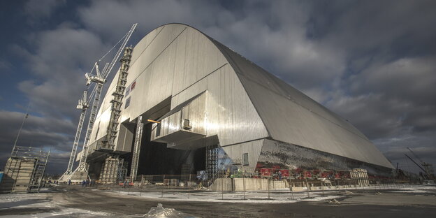 eine gigantische silberfarbene Halle eine gigantische silberfarbene Halle